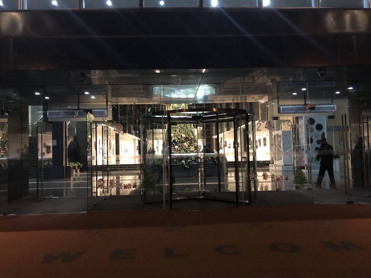 晚上准备出发，这是公司的门口