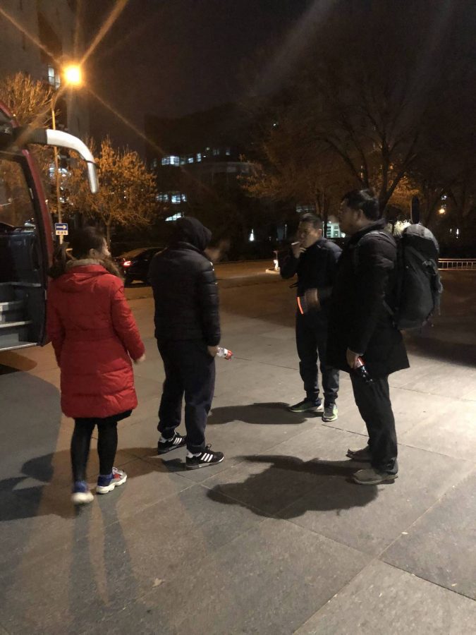 马上就要上车了，吸烟的同学，抓紧时间快上车