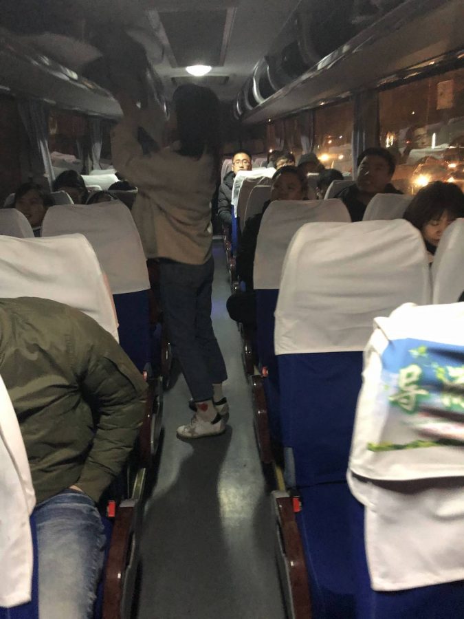 刚刚上车，拍到王佳兴在把东西放到行李架上