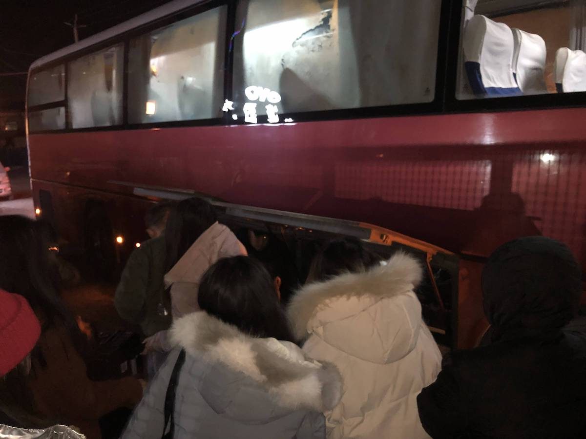 酒店门口大家在托运行李