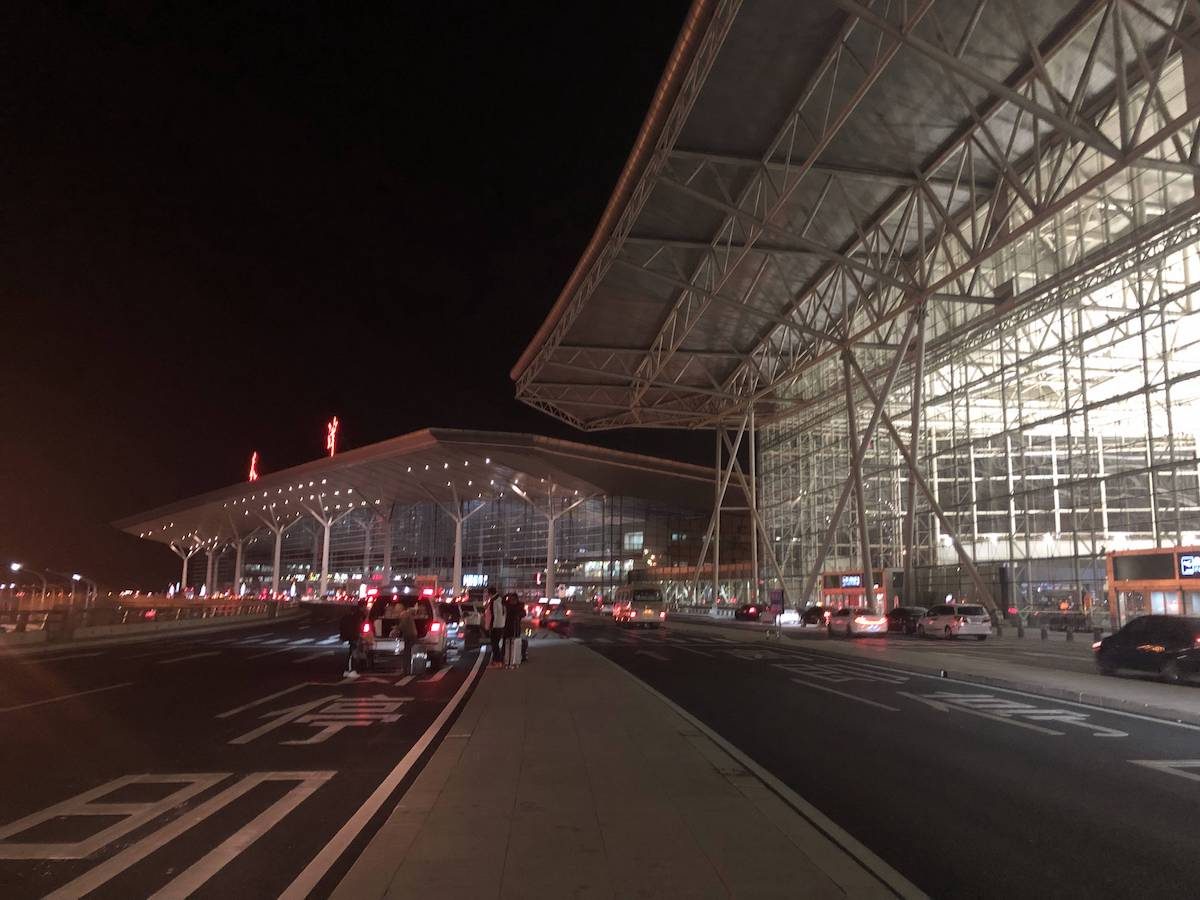刚刚到达天津机场，天还是黑的