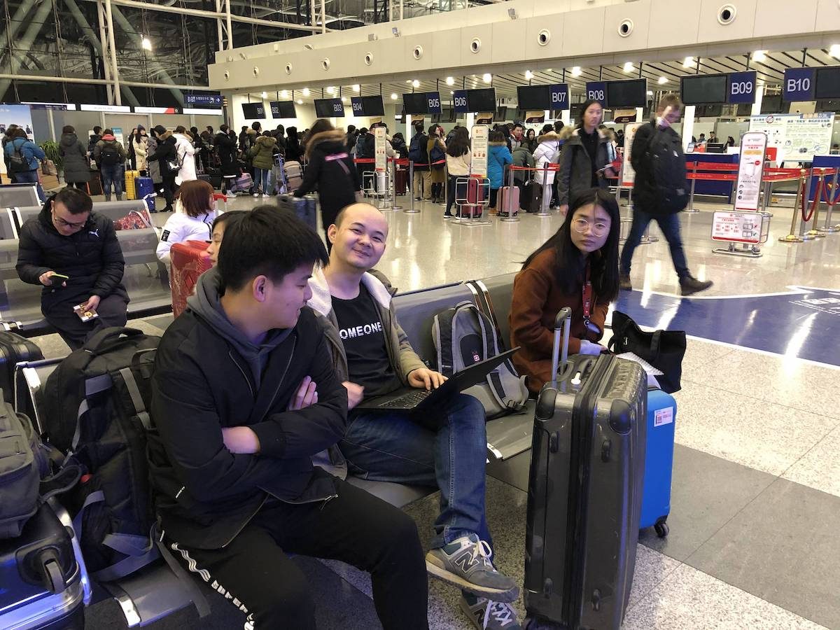 这位同学多么认真，在等行李托运的间隙，还在办公