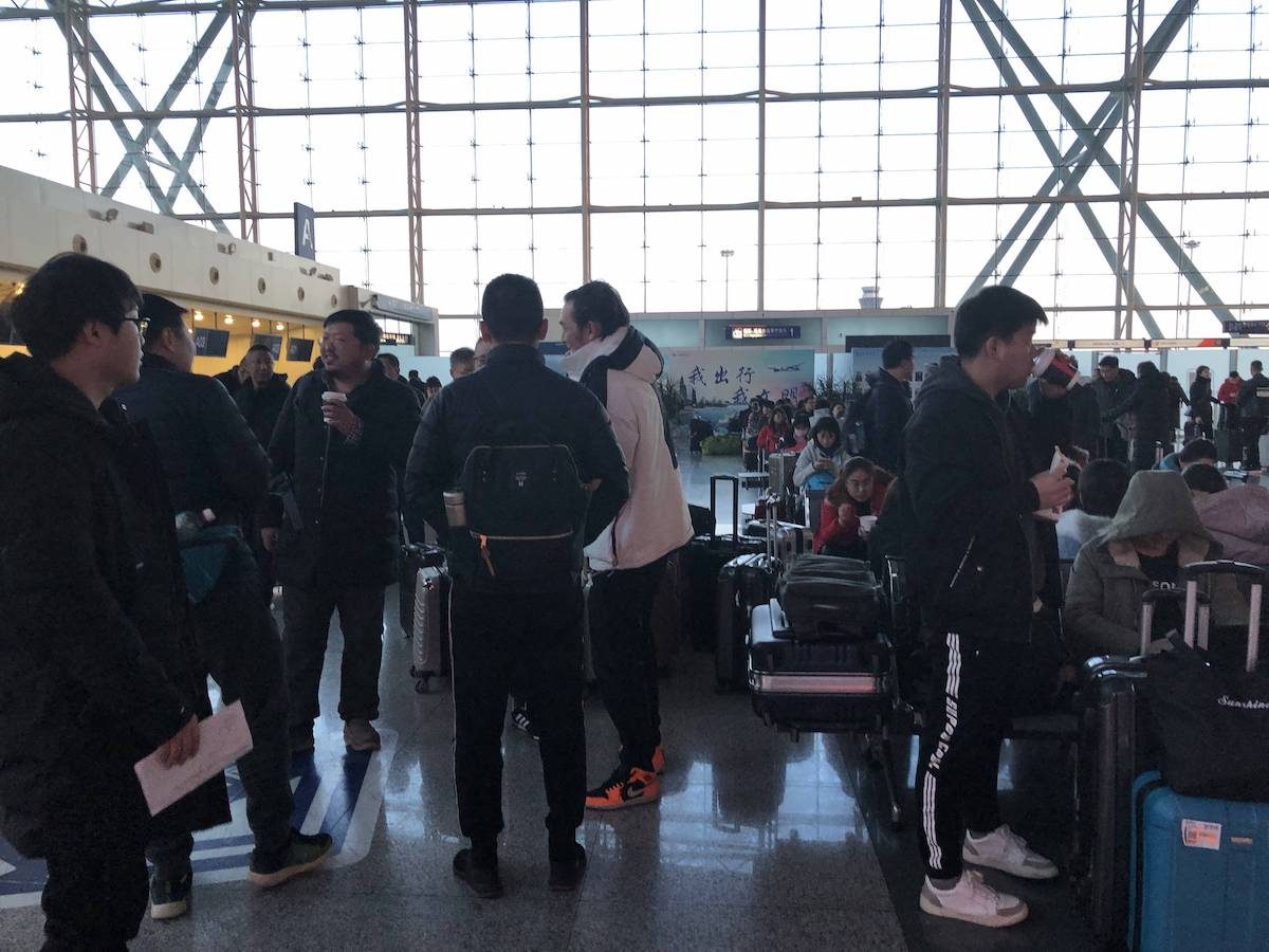 早餐吃饭以后，大家坐的久了，站走来走走