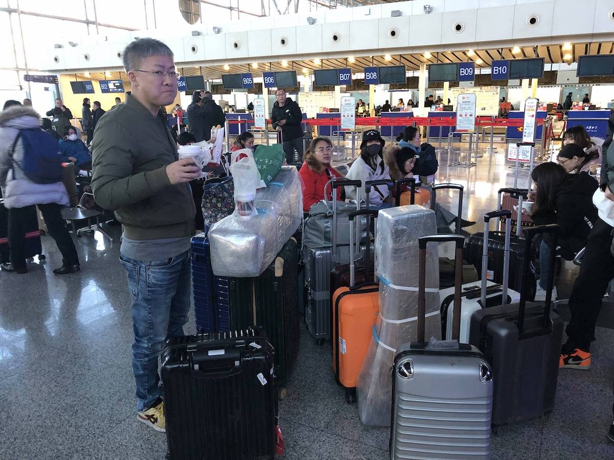 抓拍到红刚在吃早餐，他还没有摆好姿势