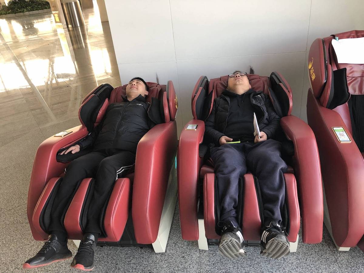 这两个人可真会享受