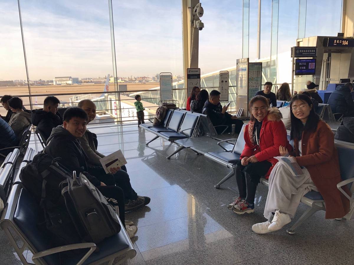 大家都安全通过，抵达候机处