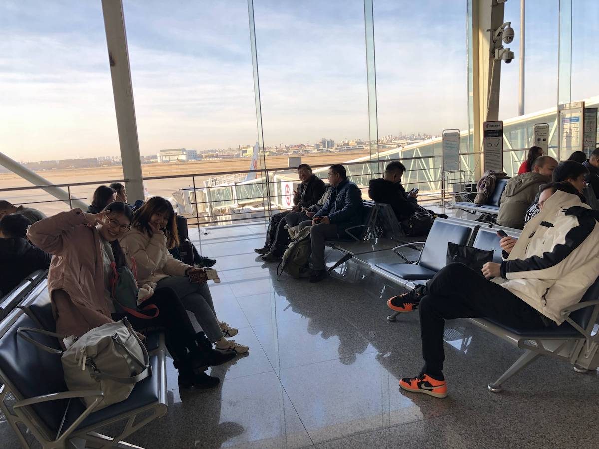 在给大家拍照片，这位小伙子还躲了起来，你能躲到哪去？