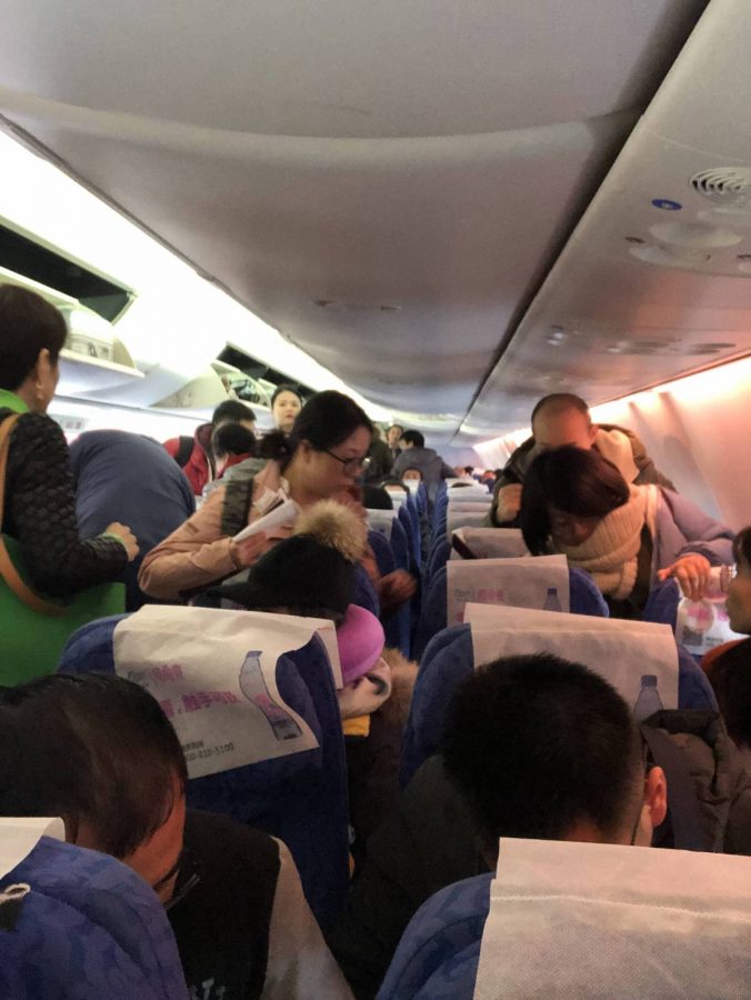 刚刚登上飞机，基本上满了，后来知道这架飞机上面，加上我们公司一共有4个团队包机