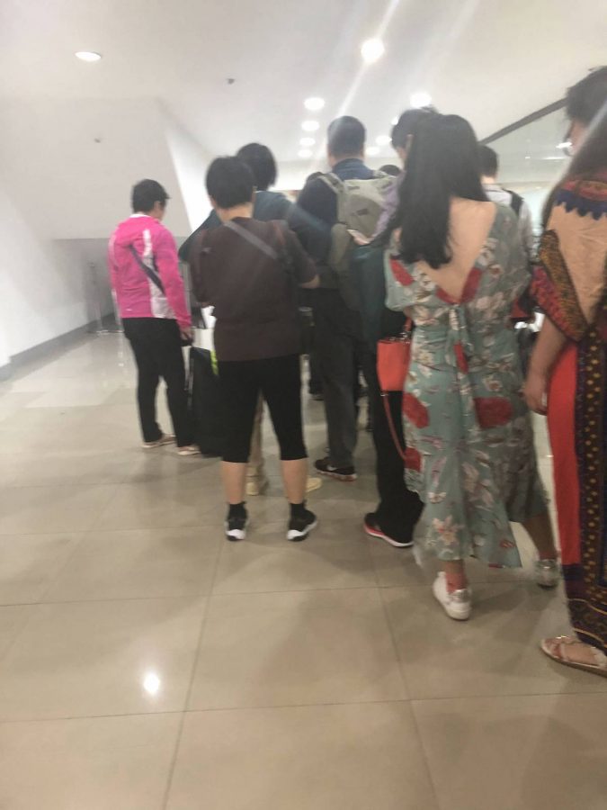 落地后，入境排除的人很多，所以下飞机后，最好提前向外走