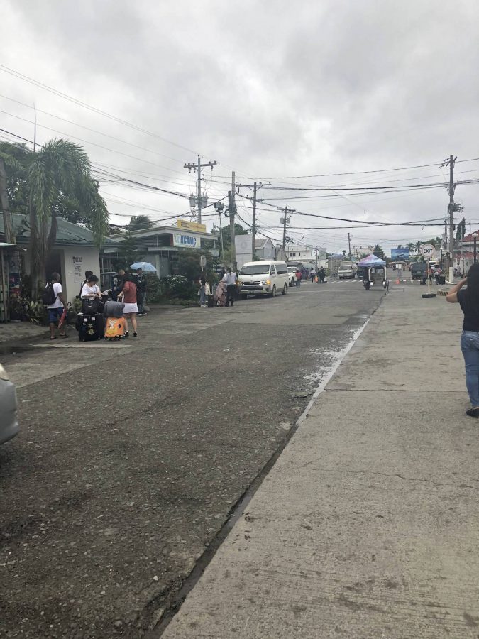 刚出机场的街道，是不是看起来很贫穷？实际上确实和国内的三四线城市差不多