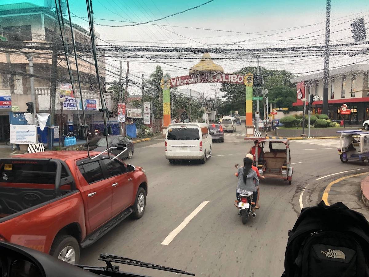 这里的天气变化很快，刚刚还是晴天，现在就下雨了