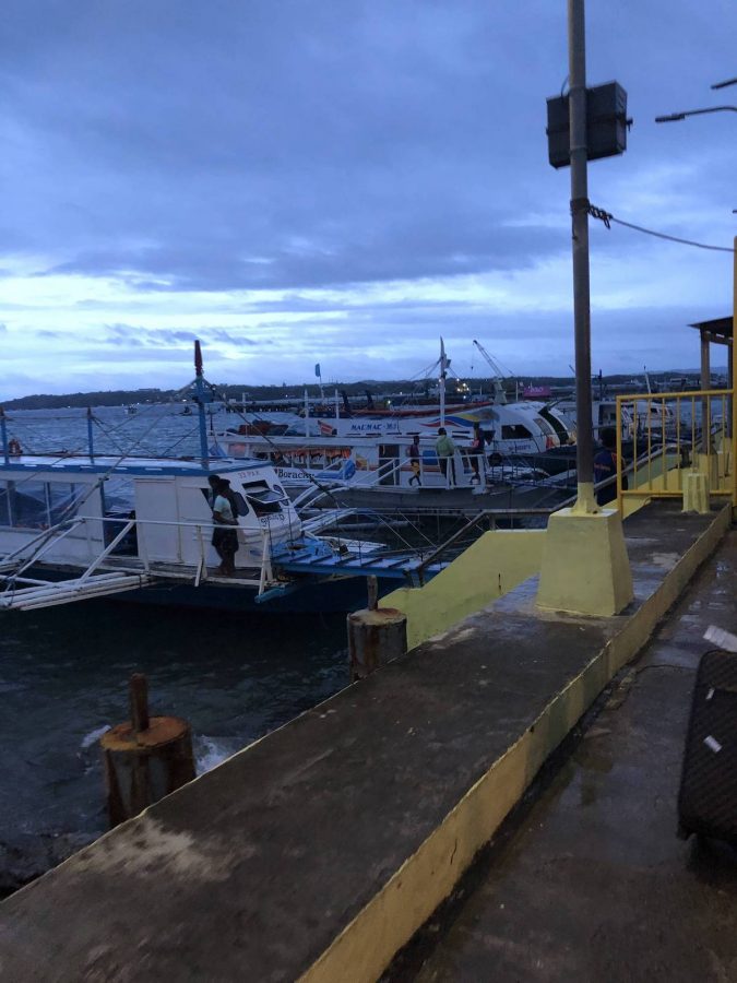 抵达码头了，马上就要登船