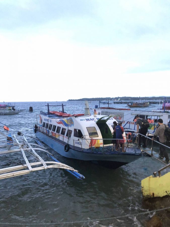 人太多不能坐螃蟹船了，坐这种小艇