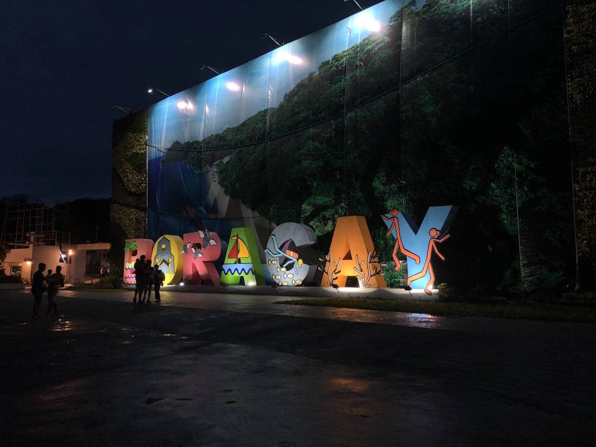 很幸运在18:00前，我们抵达了长滩岛，最近海上风浪大，如果18:00前到不了就不能登岛了。这里的天黑也很快，十几分钟，登船时天还是亮的，到岛上天就黑了。长滩岛的标志性路标