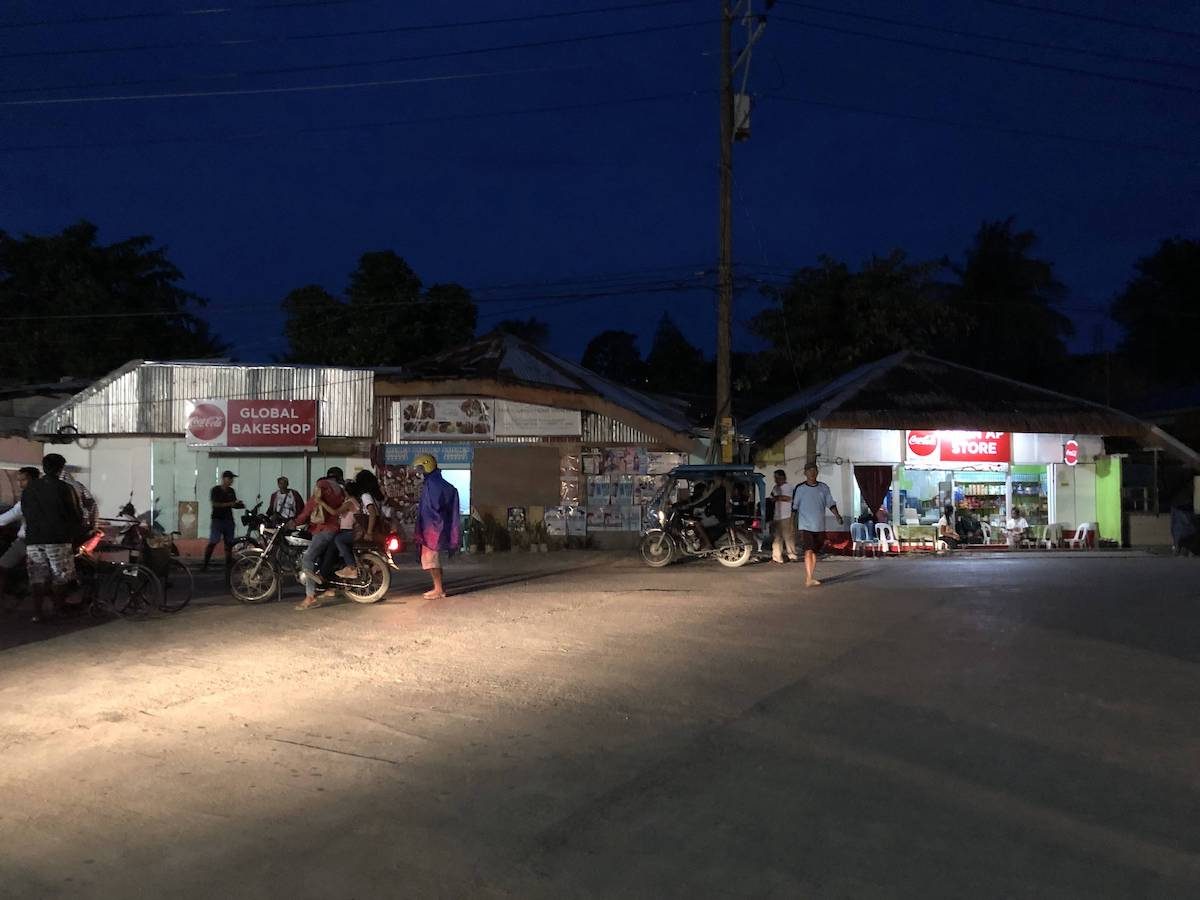 过了路标大概走20米，就是这里，是不是反差很大，看来也是面子工程