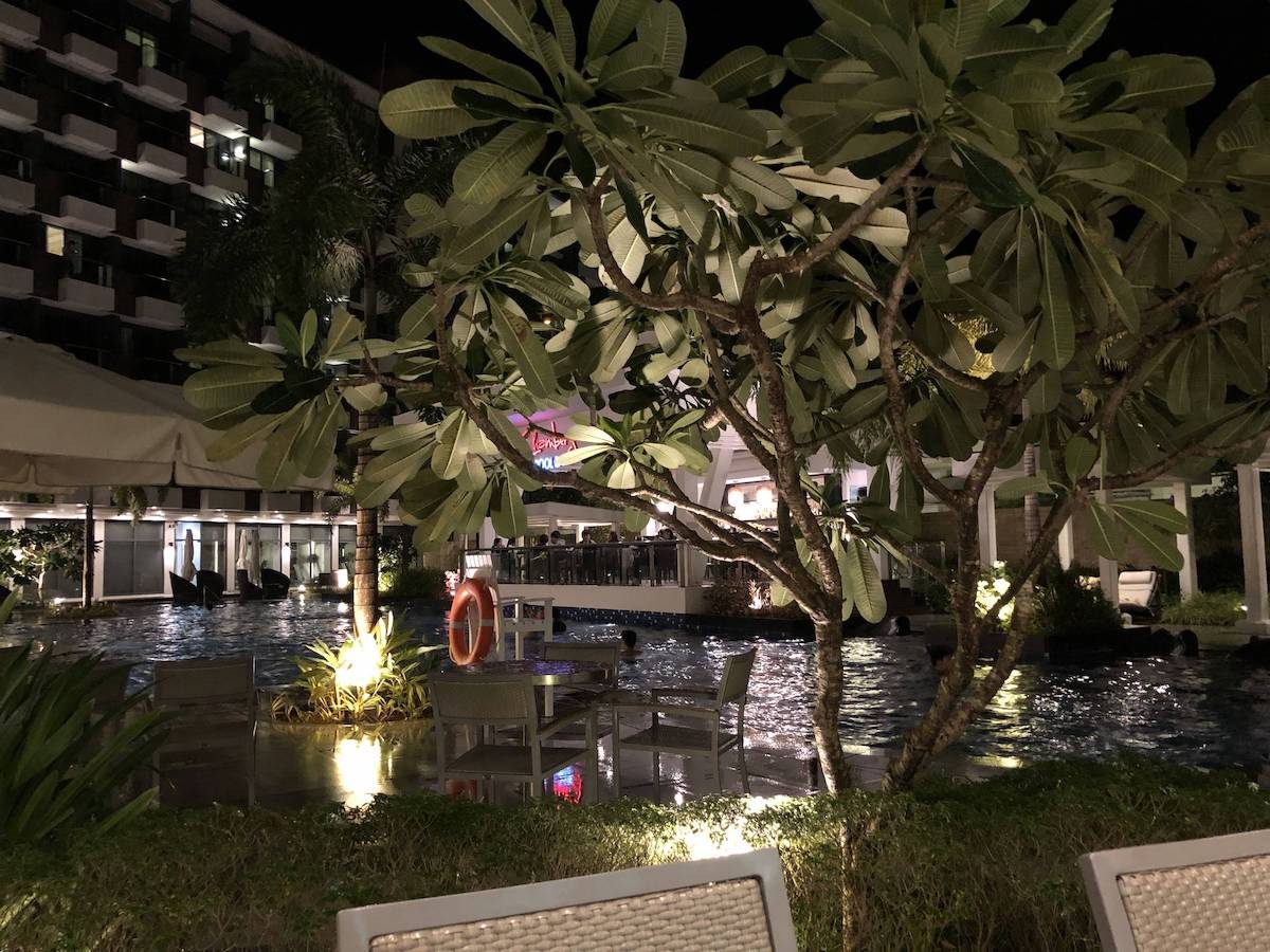 酒店的游泳池看着不错，可惜后来每一天都晕着，没有时间去游泳:(