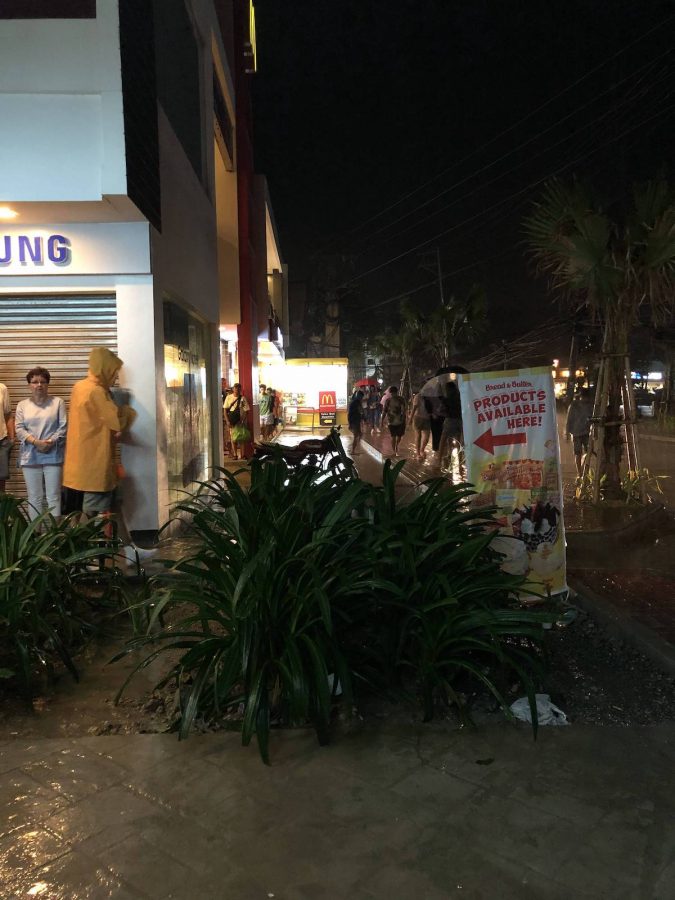 出酒店时还没下雨，刚到D'MALL就开始下雨了