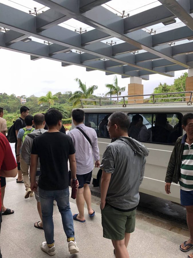 中午出发的时候人很多，酒店的巴士旁边长了一条长龙，这些人是排在最前面的