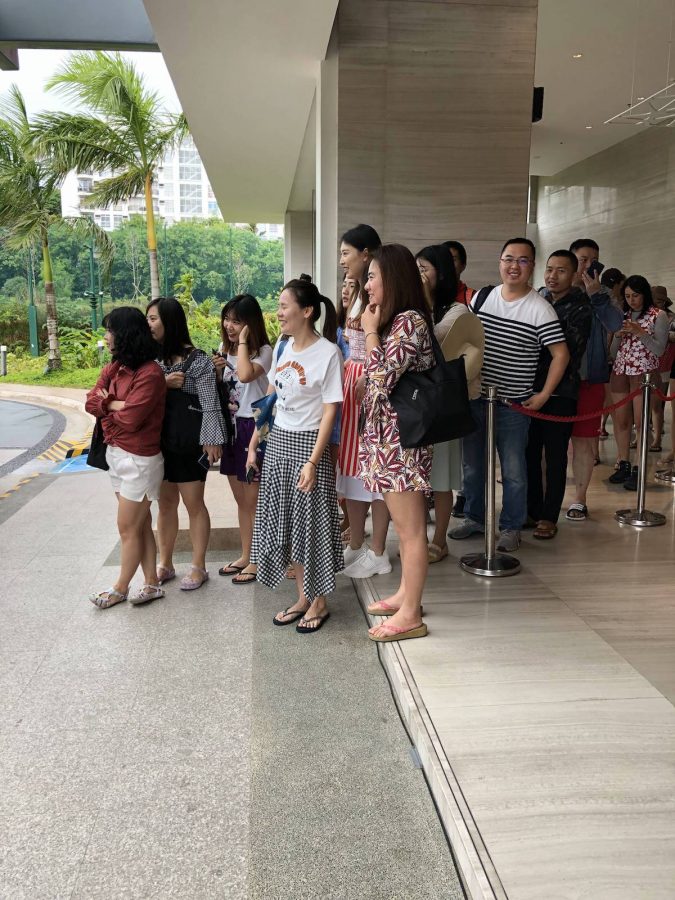 排在图片前面的都是我们的同事