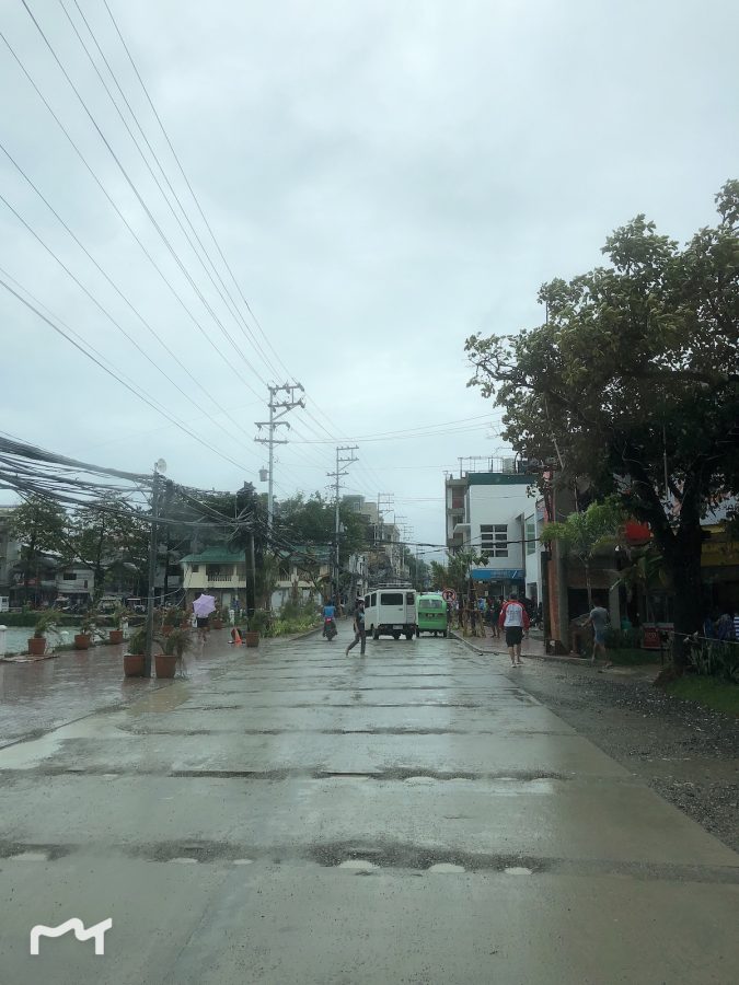 前方20米就到麦当劳了，每次酒店的巴士都停留在麦当劳附近，走的时候也是在麦当劳旁边发车