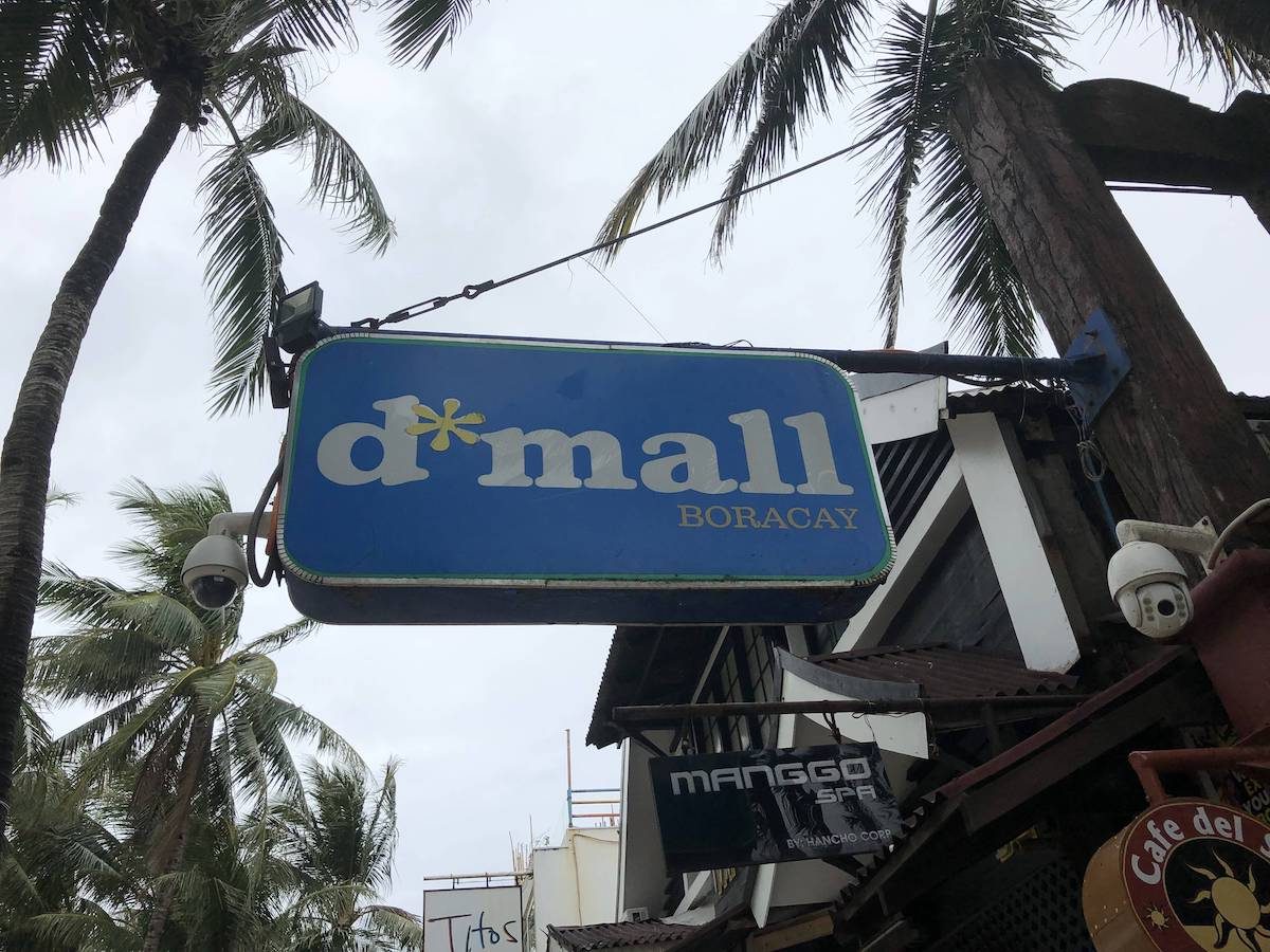 D`MALL的地标性建筑，后来沿着白沙滩走了一段距离后，发现每隔一段距离都有一个这样的牌子，所以如果定位路线的话，最好不要把这个标志当做参考物，太多了...很容易走错