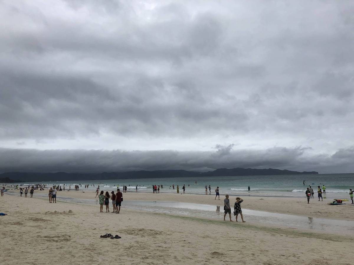今天的天气还不错，没有很大的太阳，刚才在下雨不过现在又晴了，下过雨的云层很有层次感