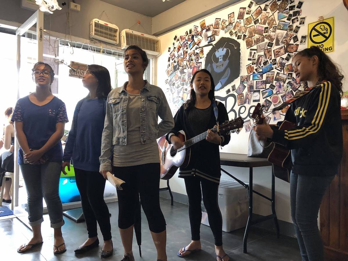 快吃完的时候，遇到这些在学校的小姑娘，老板讲他们是为学校义唱捐款的，听了两首歌，第二首还是中文的。结束后可以向她们要红包，把小费放到红包里给她们