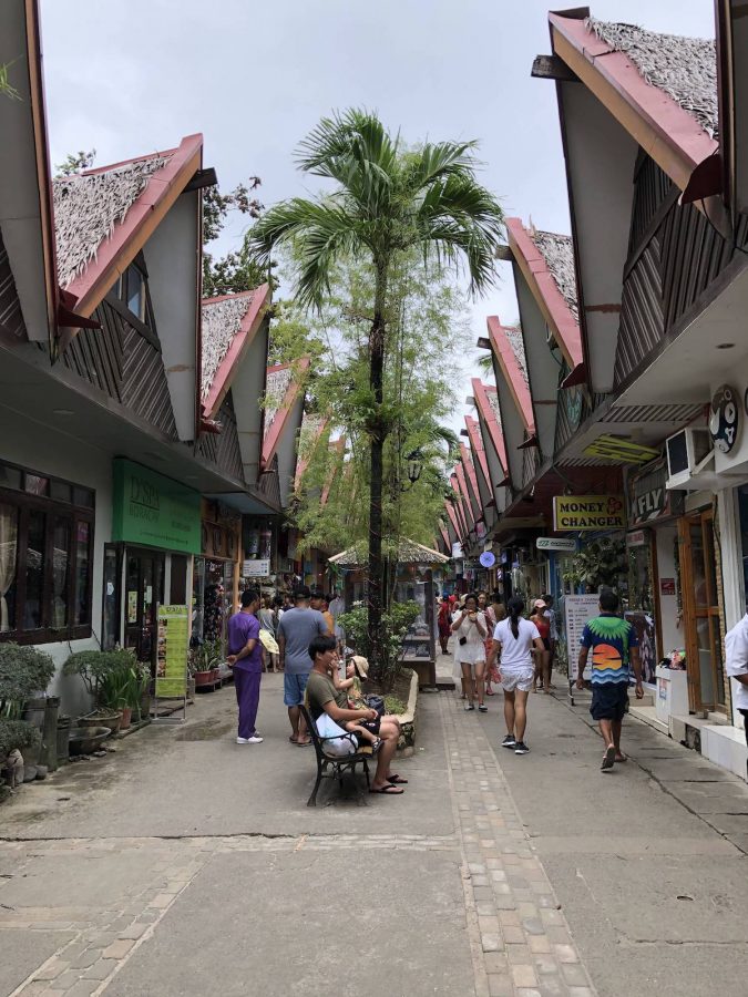 吃完饭以后，自由活动，寻找鱼疗行动开始了，D`MALL街道的一景