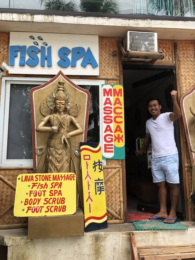 老北京饭店的老板介绍在白沙滩上有一家鱼疗店，面向白沙滩，一直向左手方向走就可以找到这家店面了