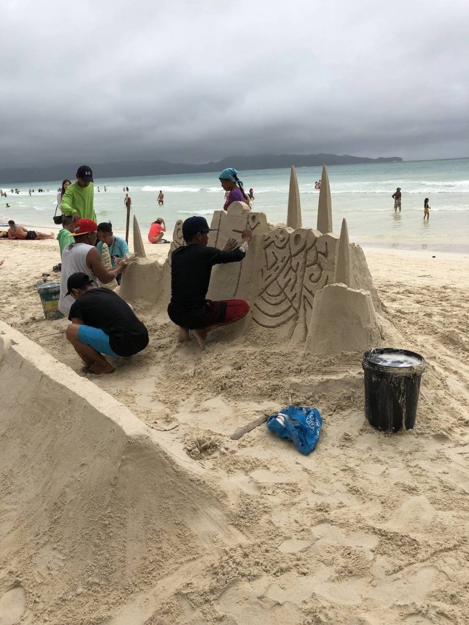 这种沙雕，在白沙滩上到处都可以看到，我观察了一会，一般是几个人一起制作，大概半个小时可以完工。游客在这里拍照的时候需要付小费，隔几个小时他们会推倒，再做另一个样式的沙雕吸引游客