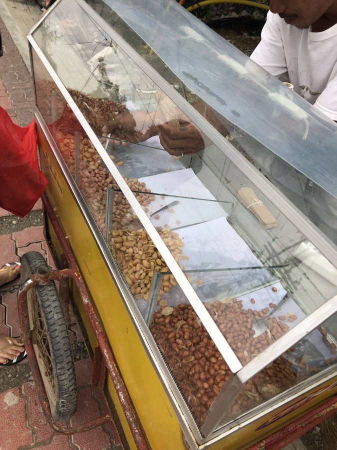 哇塞，回去的路上竟然让我遇到了这种小花生米，上次还是在去菲律宾杜马盖地吃的，不过这里卖的比杜马要贵，要10 peso一小纸袋