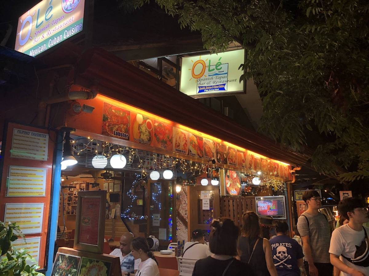 晚餐陈导说是在一家西班牙餐厅吃饭，也是在D`MALL