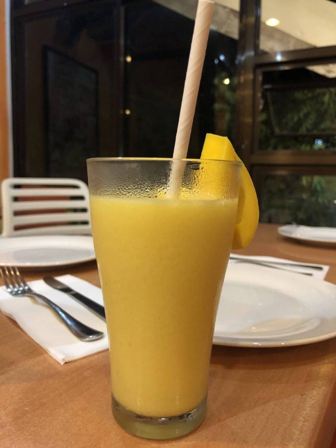 在这里终于尝到了正宗的芒果冰沙，120 PESO，吸管是纸做的，一定要早点喝时间久了管就吸不上来了，哈哈