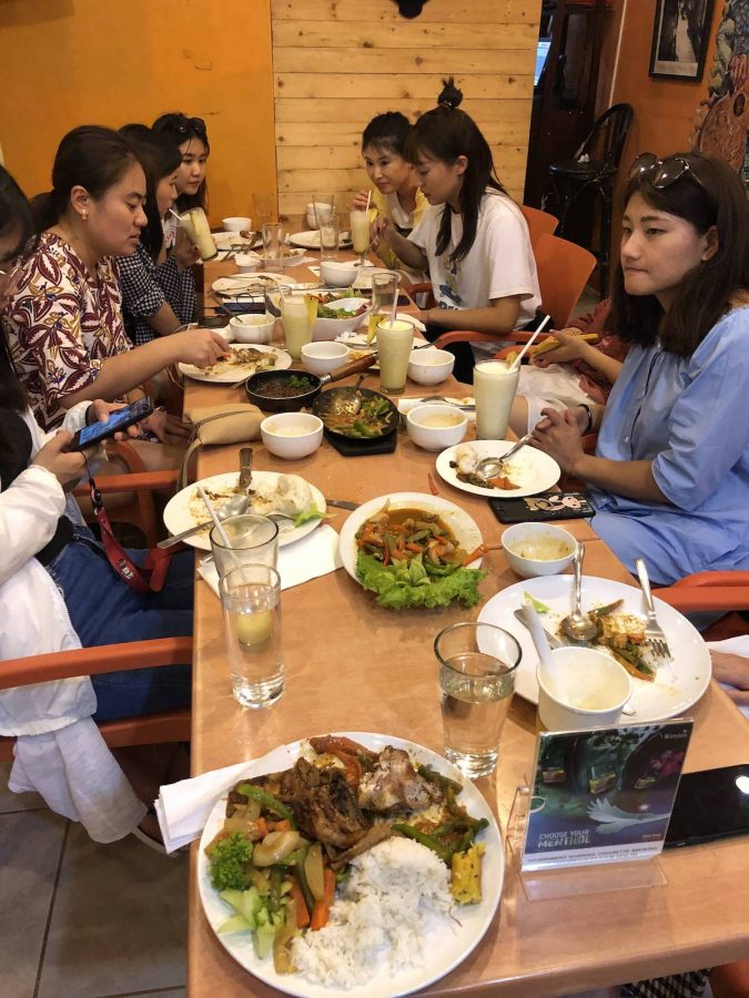 西餐厅当然要吃西餐，菜都是按份上的，这一桌是女同学