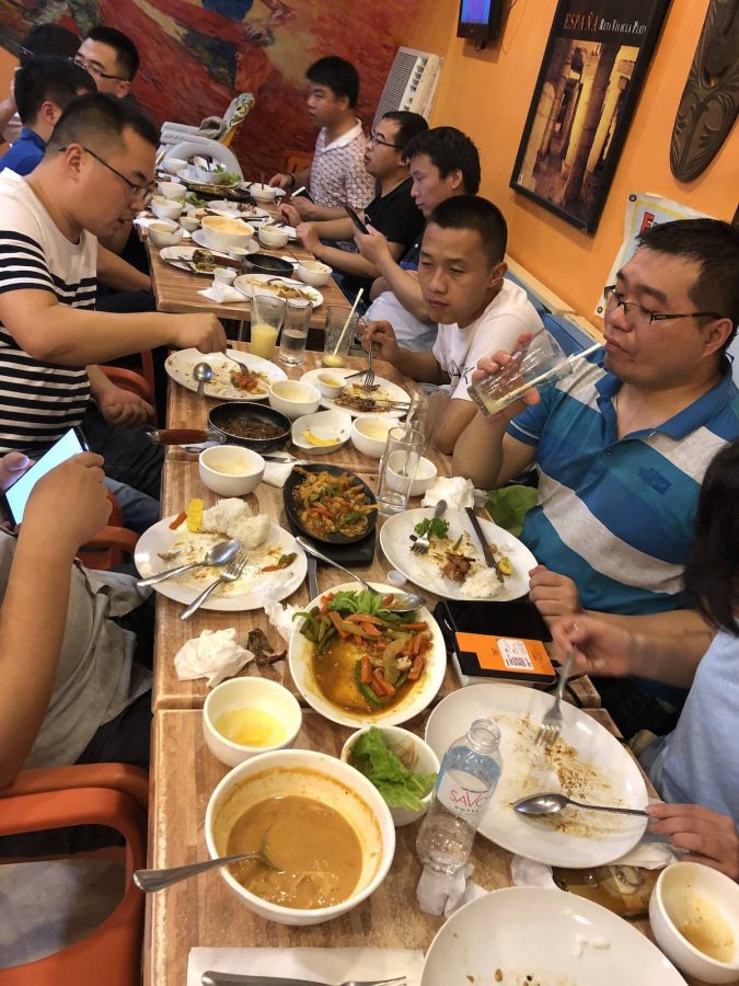 第三桌也是男同学，公司男的比女的多