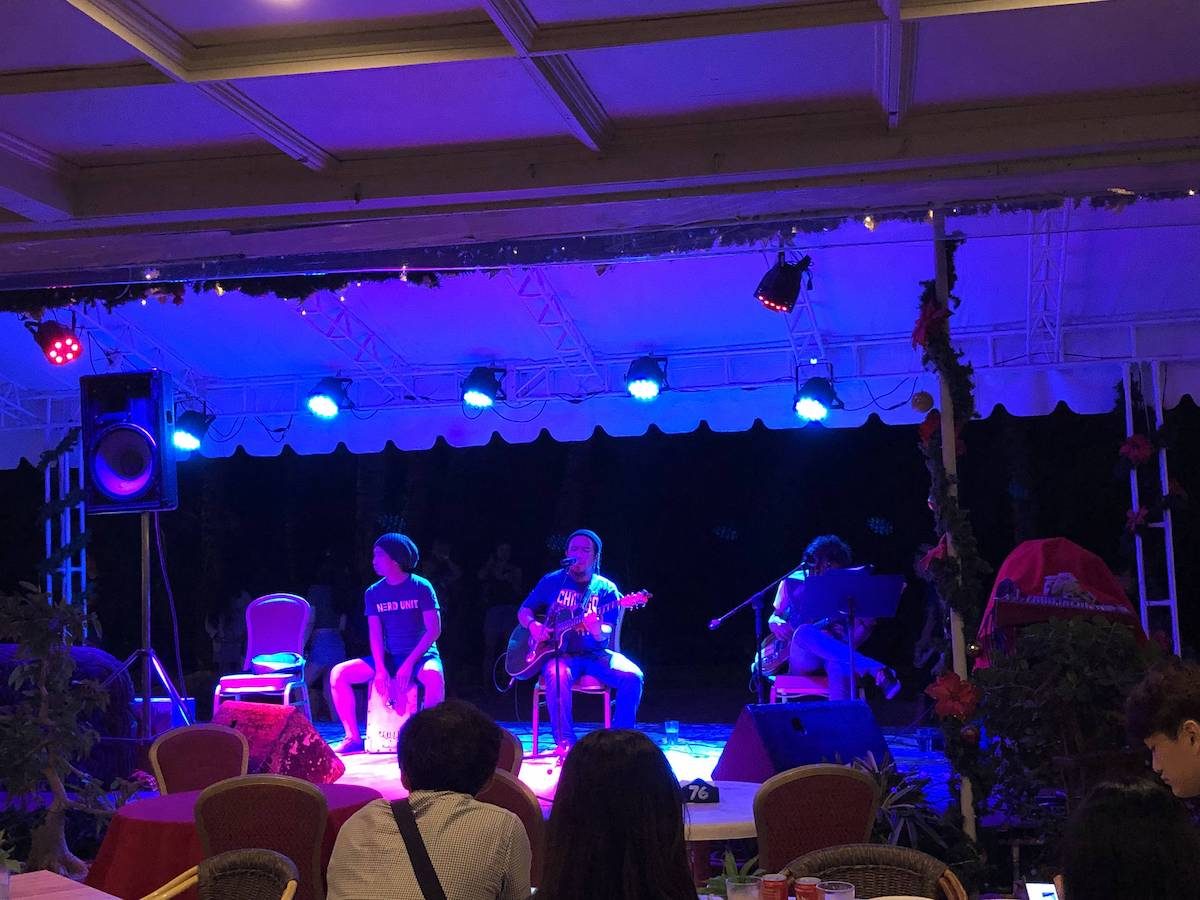 到长滩岛游玩，怎么能吃完饭说回酒店呢，在白沙滩找一个人多的酒吧听音乐