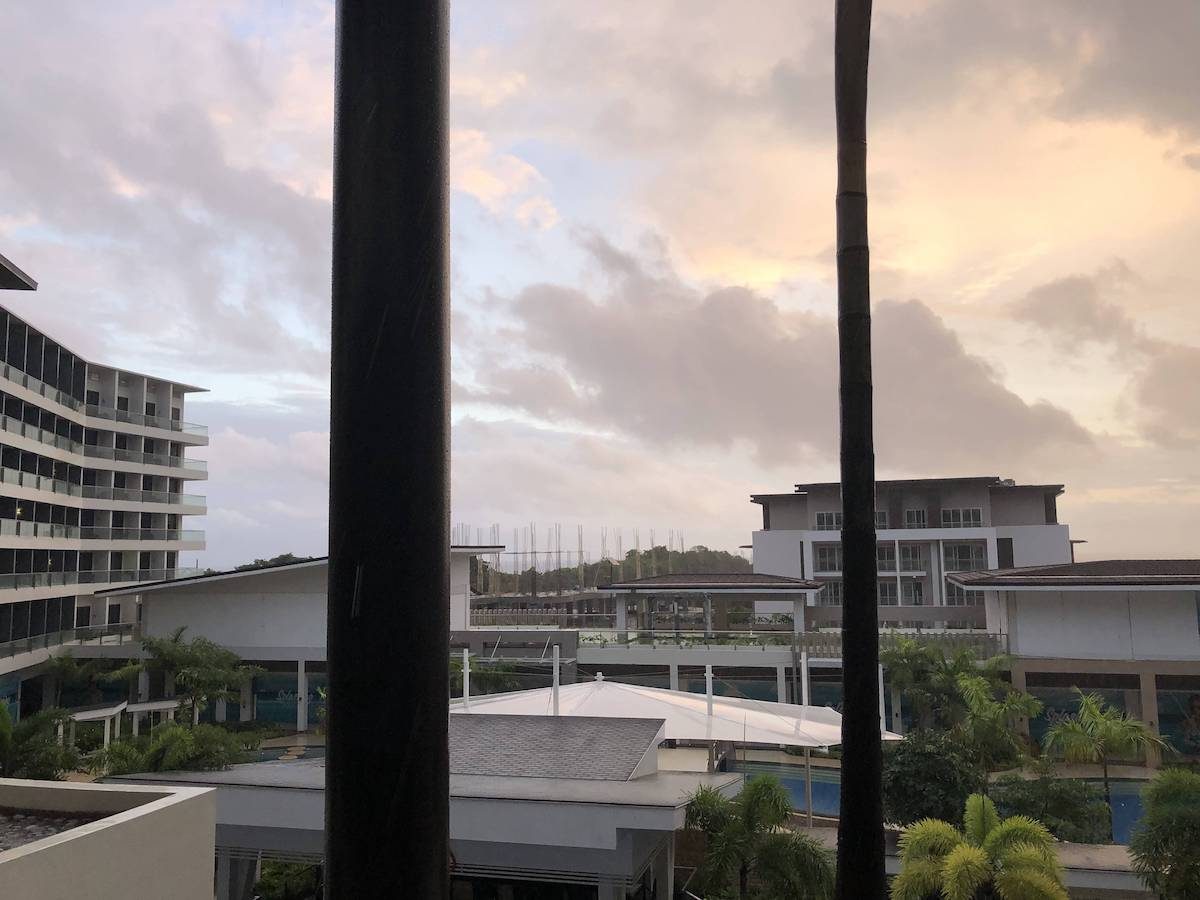 早上6点酒店房间阳台上的天空