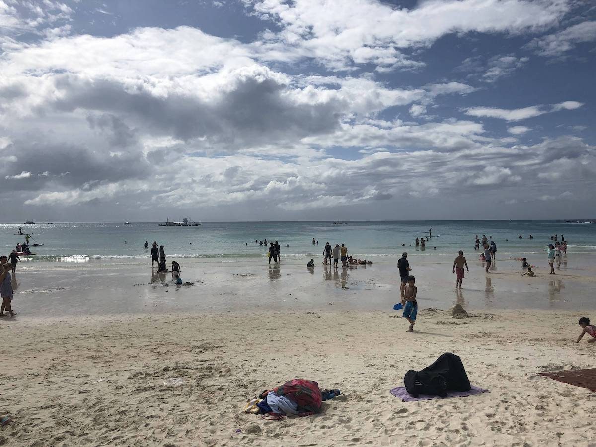 中午晴空的白沙滩，平拍都有些逆光的感觉