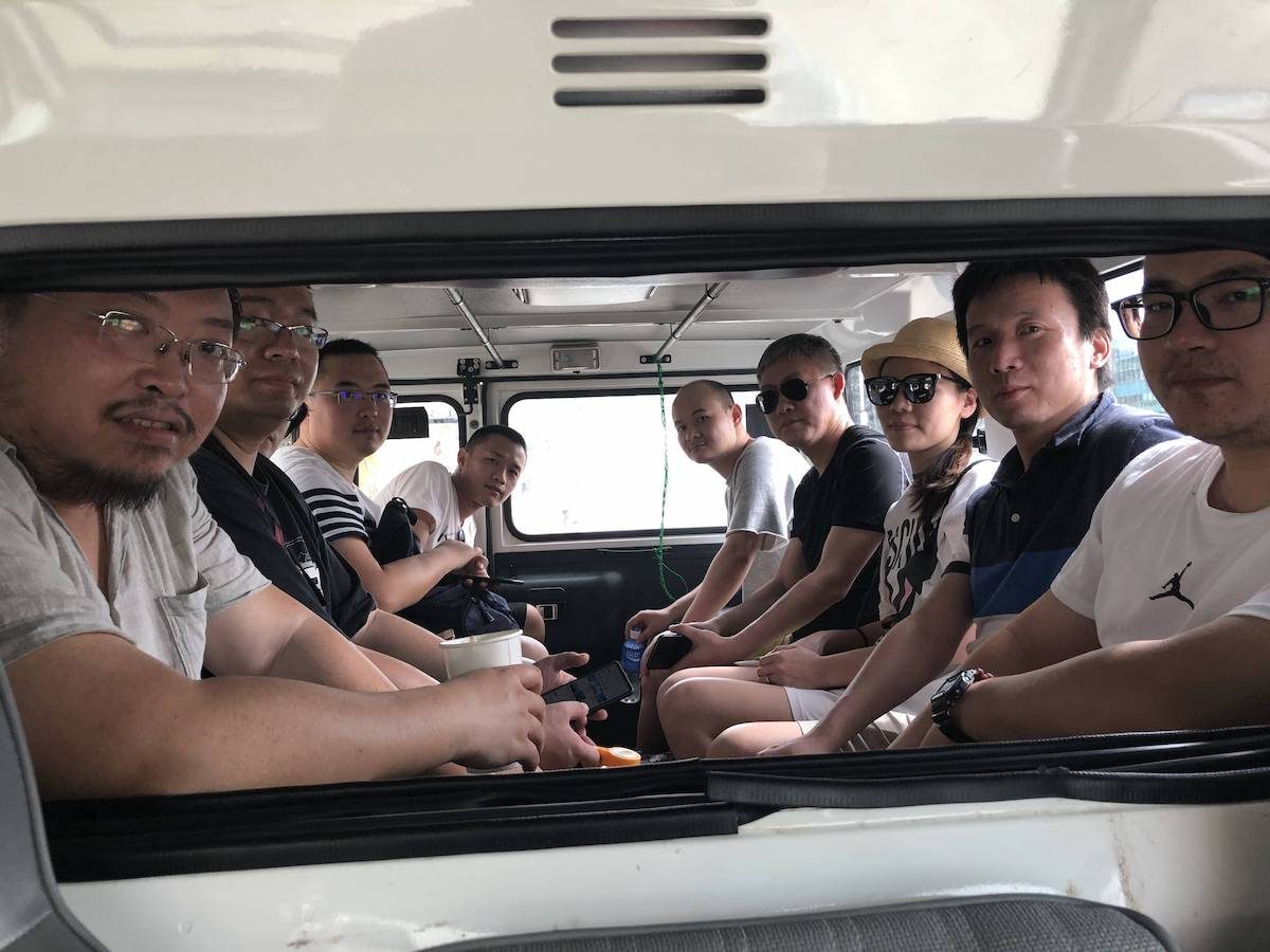 每次坐车我都挑选前面，因为要拍照，后面是这辆车拉的囚犯，哈哈