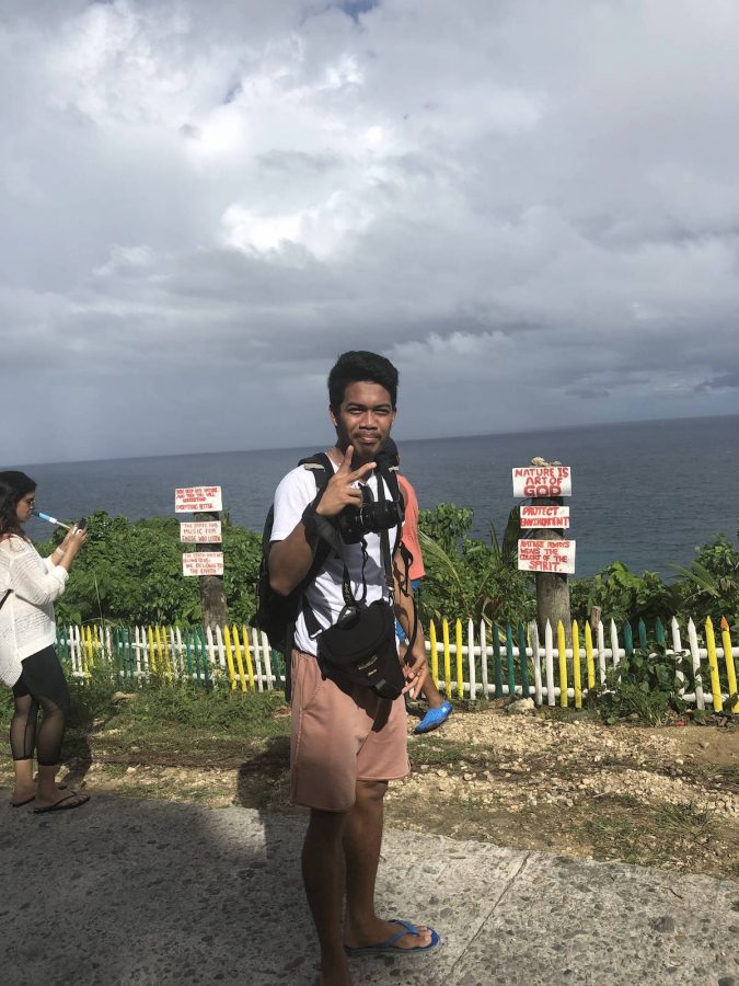 这位小黑是地接陈导的跟班助理。后来了解到他们是不拿工资的，属于当地摄影协会，帮大家拍照片，在临走的时候，会把照片洗出来，如果有需要的话就花钱购买。你购买的钱要被摄影协会征收一部分，好像只有2-3成是他们的。