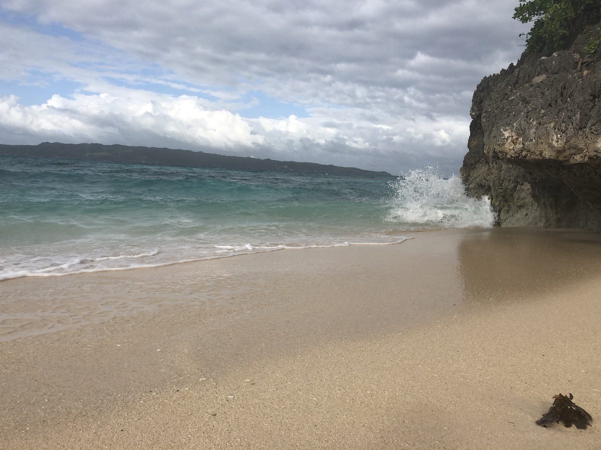 贝壳海滩实在没有什么好玩的，不知道为什么那么出名，沙滩还没有白沙滩好，有很多小碎石。随便走走，抓拍海浪拍打到岩石的瞬间