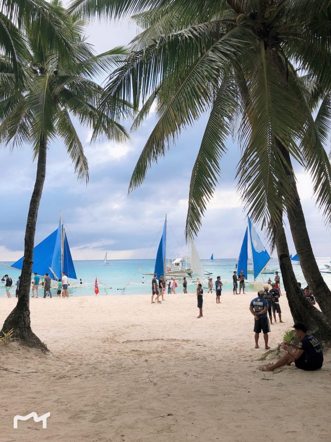 准备换衣服，去坐落日帆船，蓝白的帆船人可以坐在两边，会带你向远离陆地的方向行驶一段距离，然后再回到这里，运气好的话，可以在海上看到最美的日落