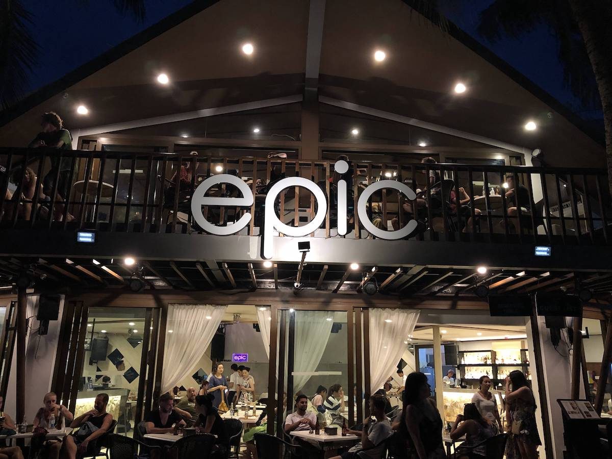 这是我们今天晚餐的地方，大概在2号海滩附近 ，以西餐为主，楼上有个小露台，可以抽烟也比较安静一些。