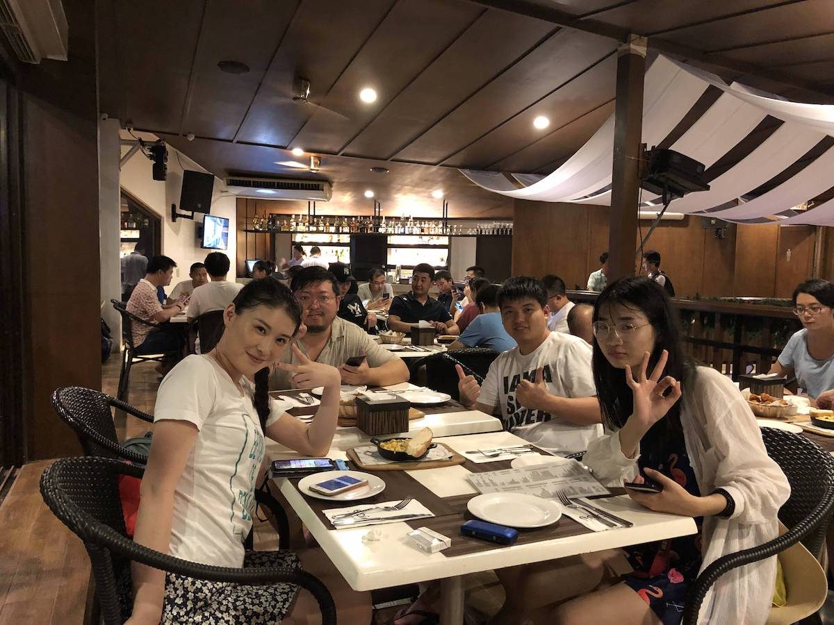 二楼基本上都被我们坐满了