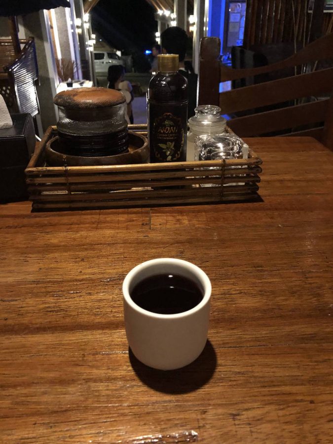 帝王SPA一进门的地方，我坐的位置正对门口，外面白色的车是送我们过来的。