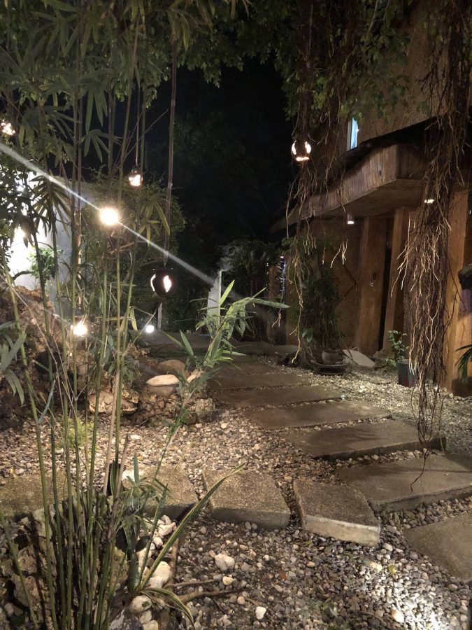 帝王SPA向房间走，要经过一条石板路