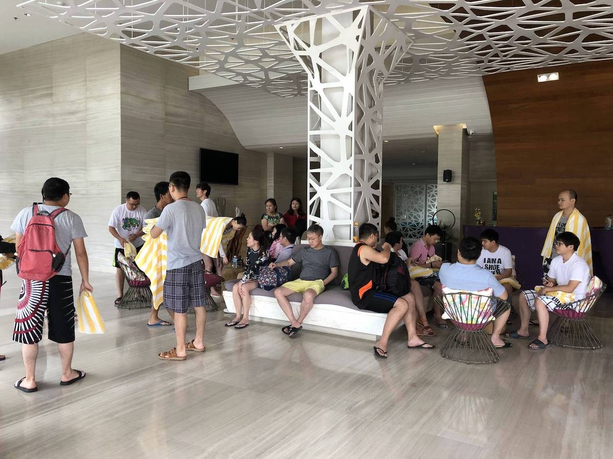 大家都在等着出发，今天要出海，在酒店提前准备了浴巾