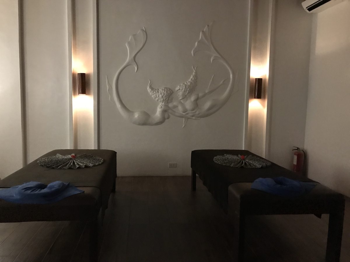 服务人员帮你做完后背糖浆磨砂后，就会出去，前面自己涂抹，然后冲澡，稍后会有人打电话问是否可以进来，然后趴在这个台子上等着做最后的按摩就结束了