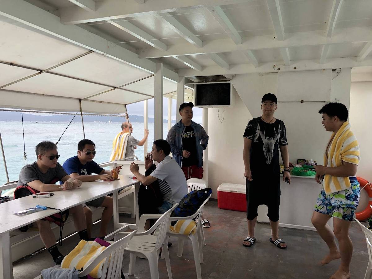 上船以后，自家人包船，可以随意坐