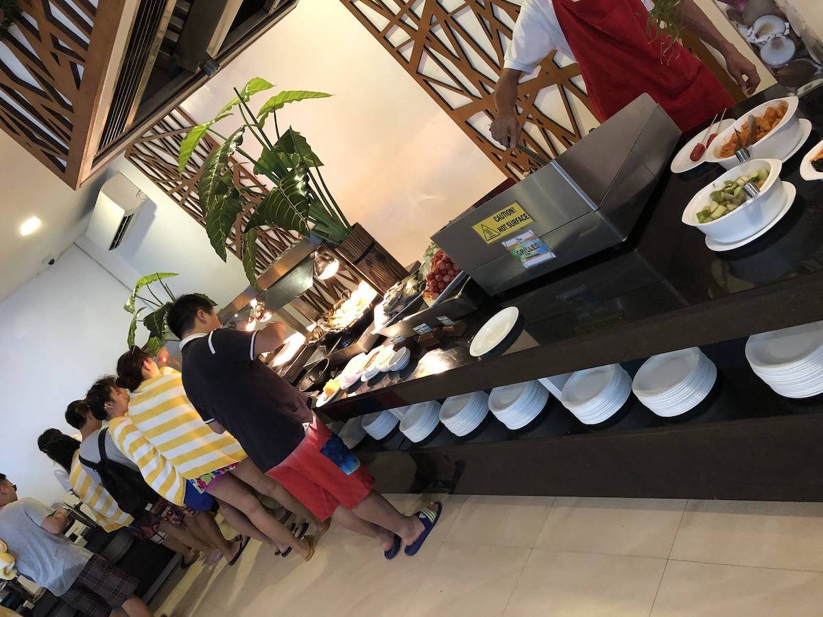 中午吃自助餐的地方，种类很多，但是基本吃不习惯